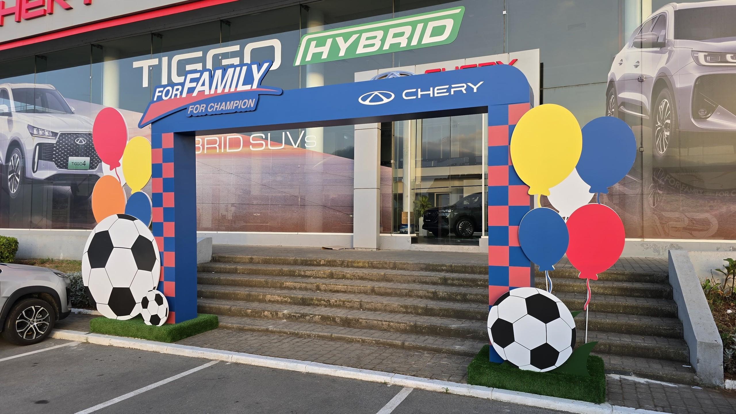 Arche « For Family For Champion » en façade du showroom Chery.