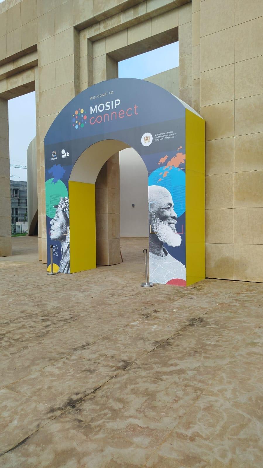 Arche d’entrée MOSIP Connect habillée, devant le bâtiment.