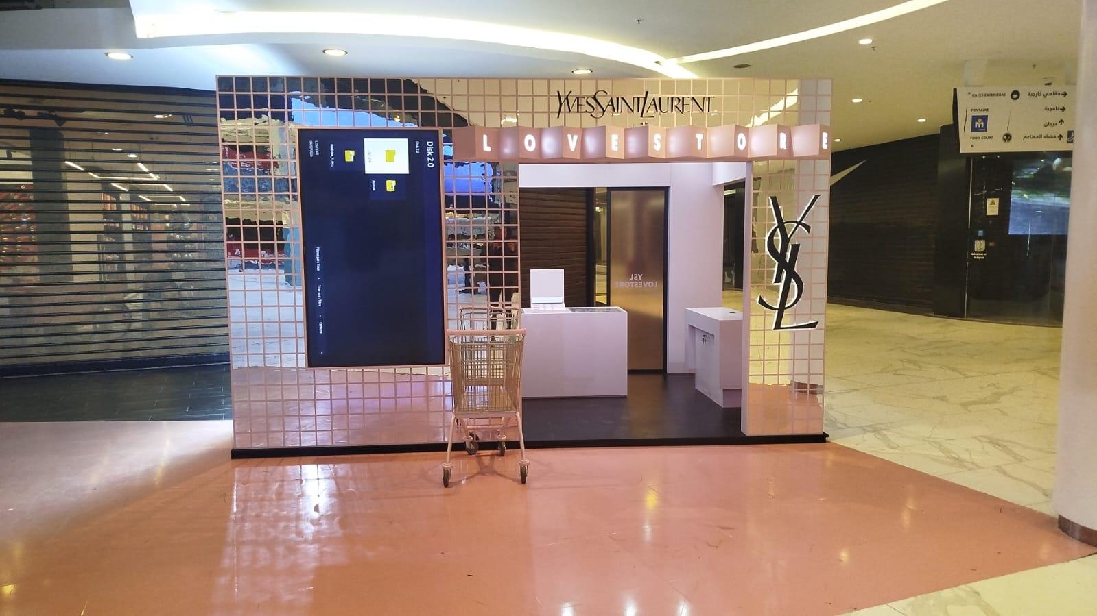 Le Love Store au Morocco Mall, de nuit, galerie fermée.