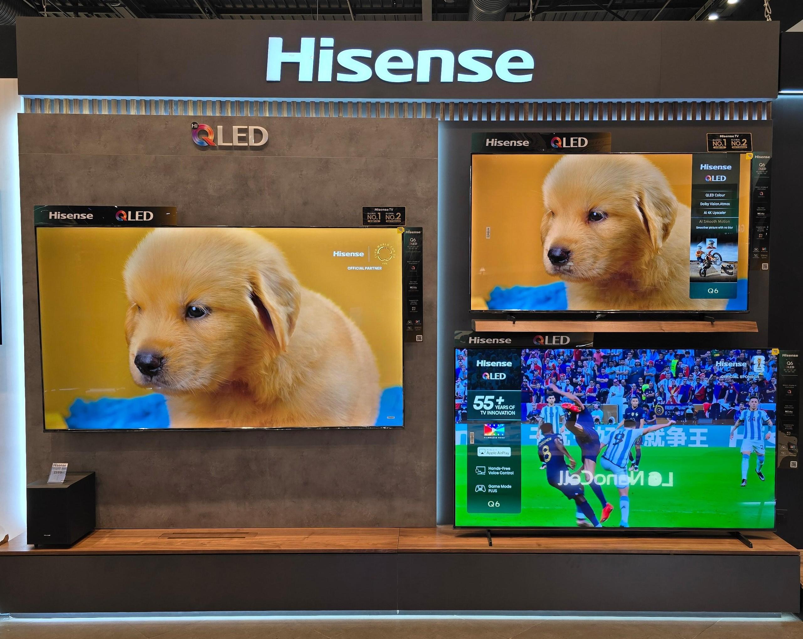 Mur TV Hisense livré : habillage effet pierre, bandeau lumineux et écrans allumés.