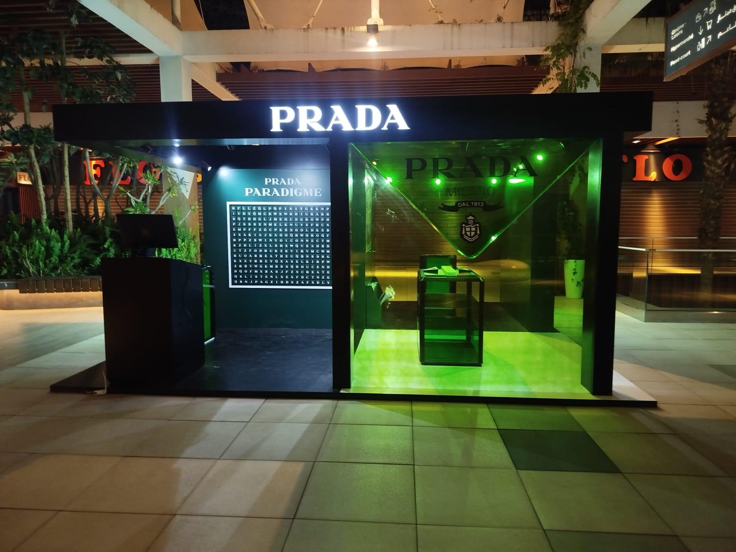 Le pop-up Prada Paradigme dans sa version finale : structure noire et vitrine verte rétroéclairée.