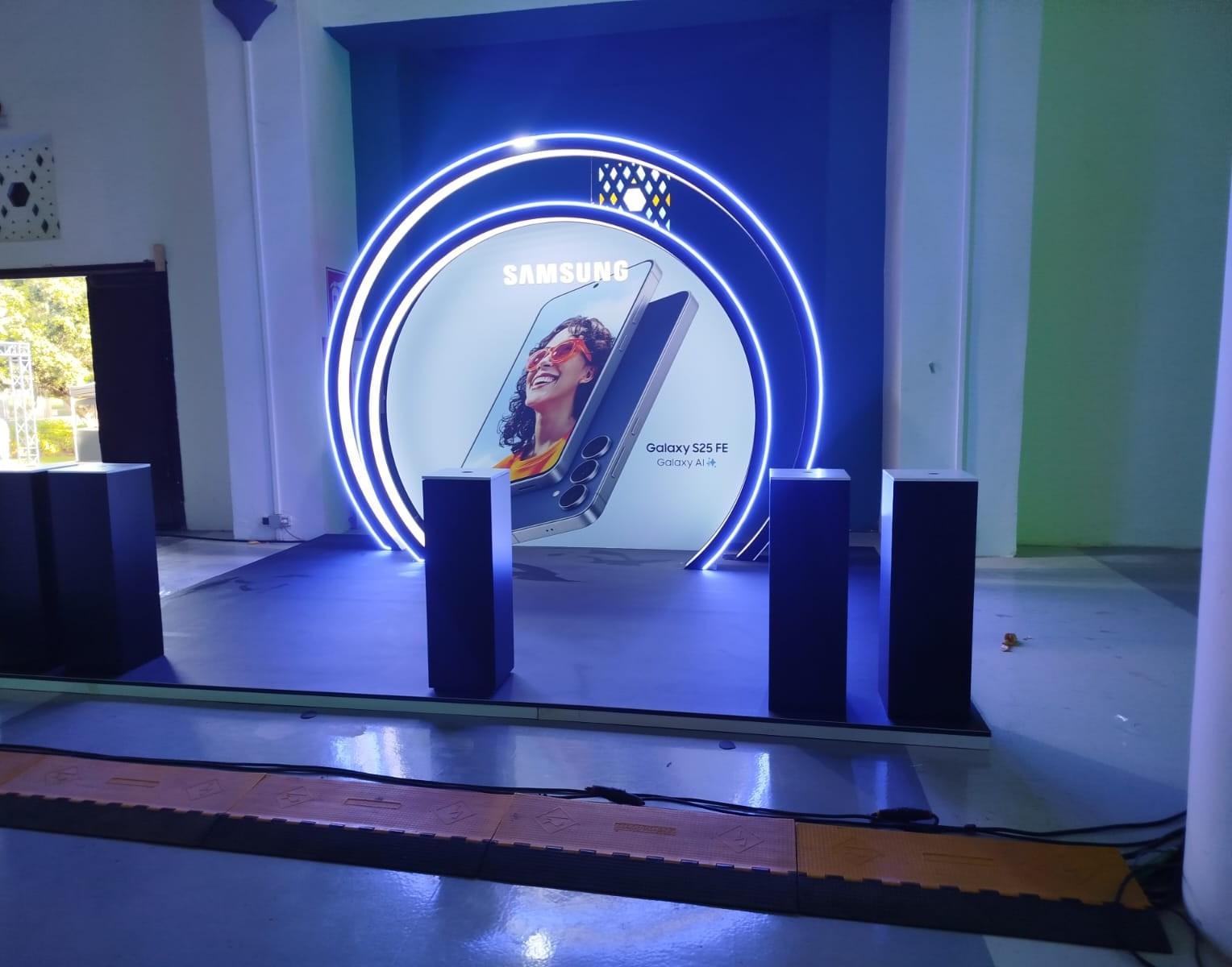 Podium Samsung à arches lumineuses au Centre culturel Sacré-Cœur.