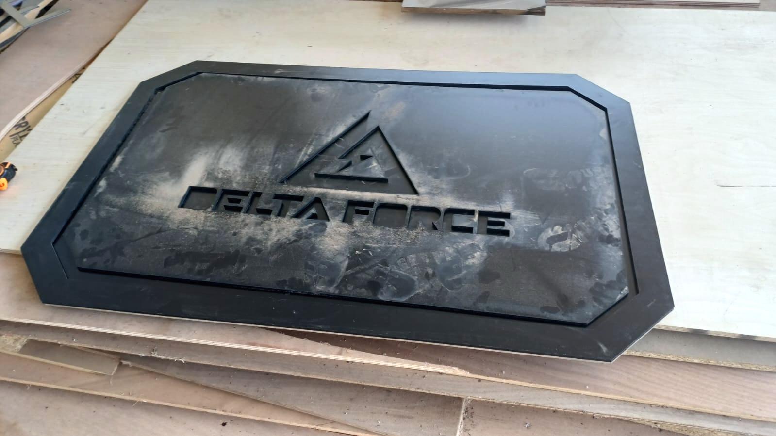 À l’atelier : plaque logo Delta Force usinée en CNC.