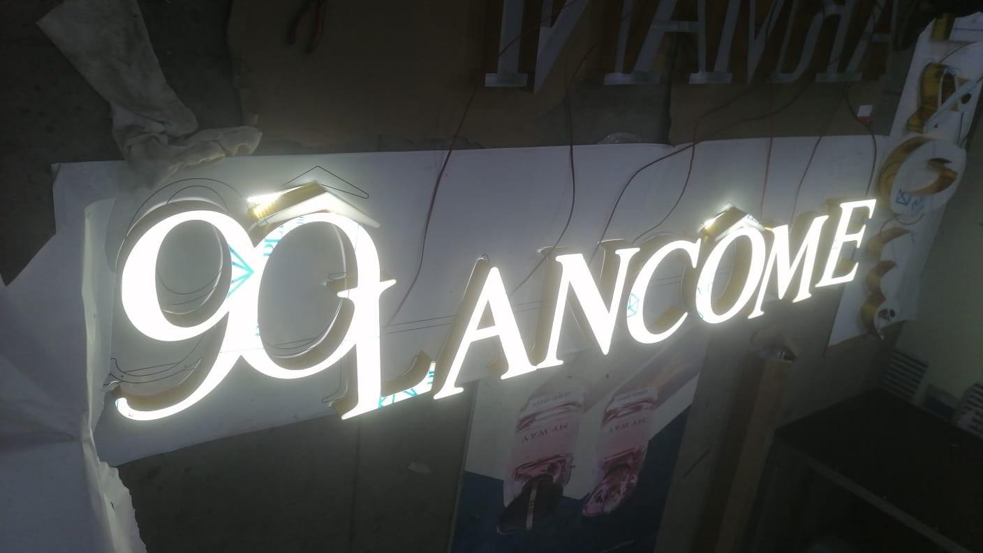 À l’atelier : l’enseigne lumineuse « 90 Lancôme » testée avant le départ.