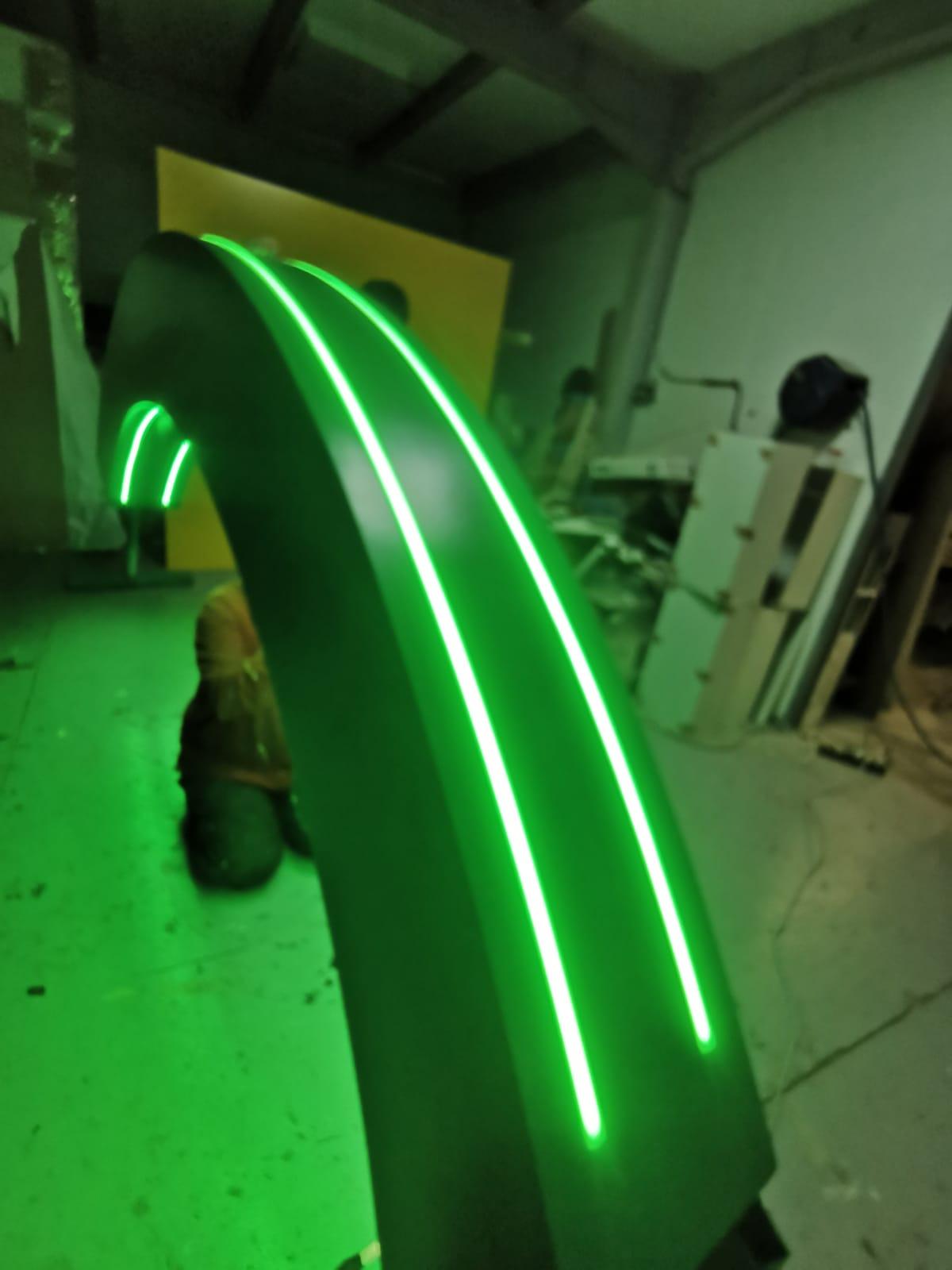 Arche à bandeaux LED verts allumée à l’atelier pour un test avant livraison.