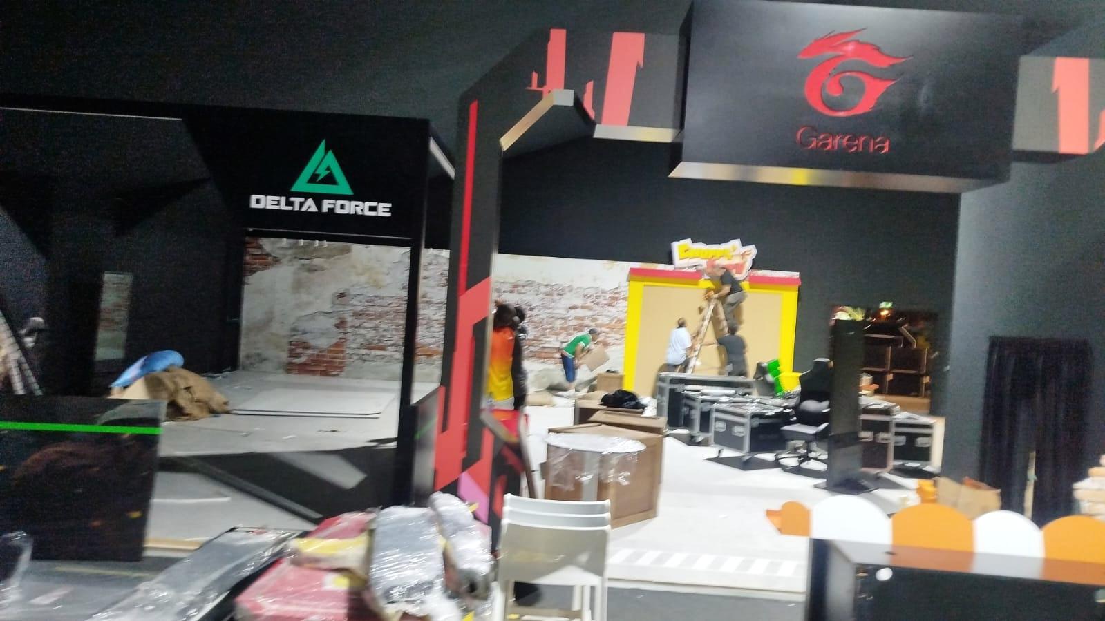 Démontage d’un stand de salon après l’événement.