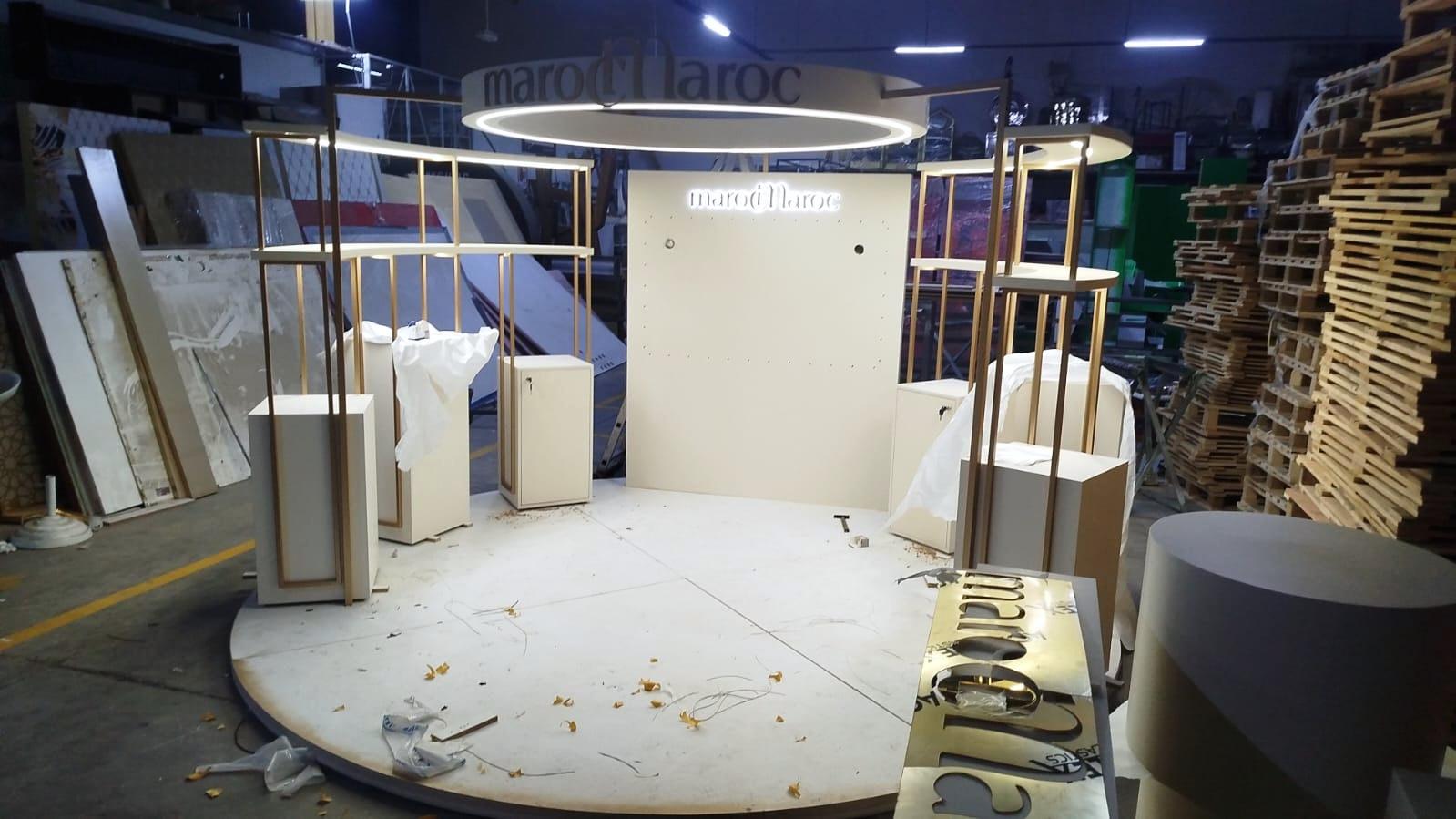 Stand circulaire à anneau lumineux monté à blanc dans l’atelier.