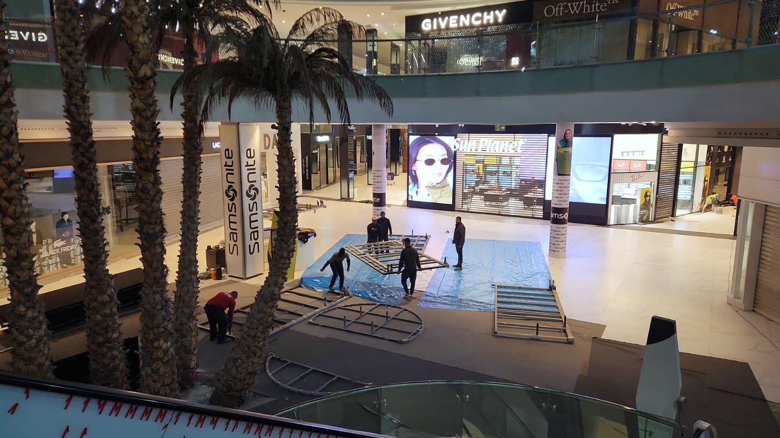 Montage de nuit dans l’atrium d’un centre commercial fermé.