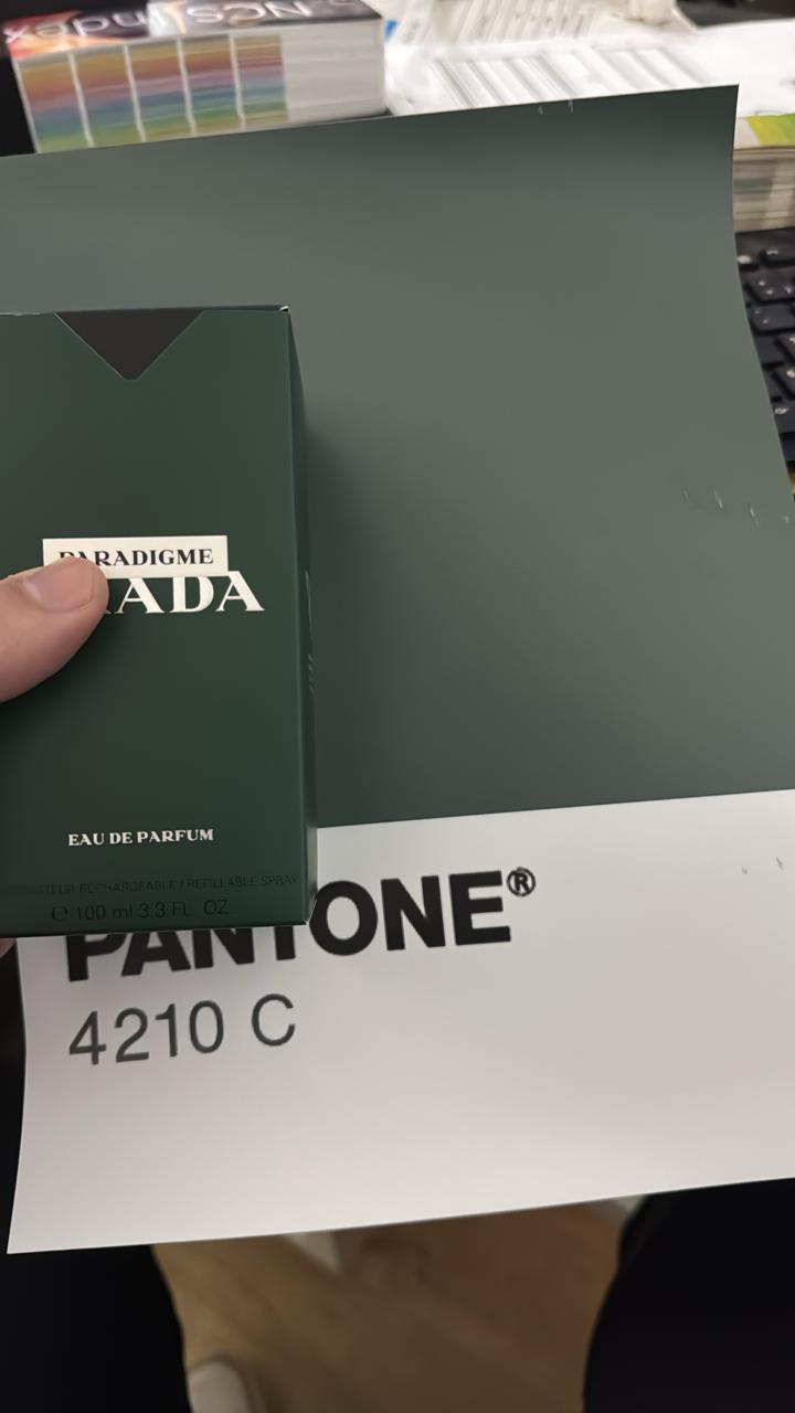 Contrôle de teinte : échantillon peint en vert comparé au nuancier Pantone et à l’emballage du produit.