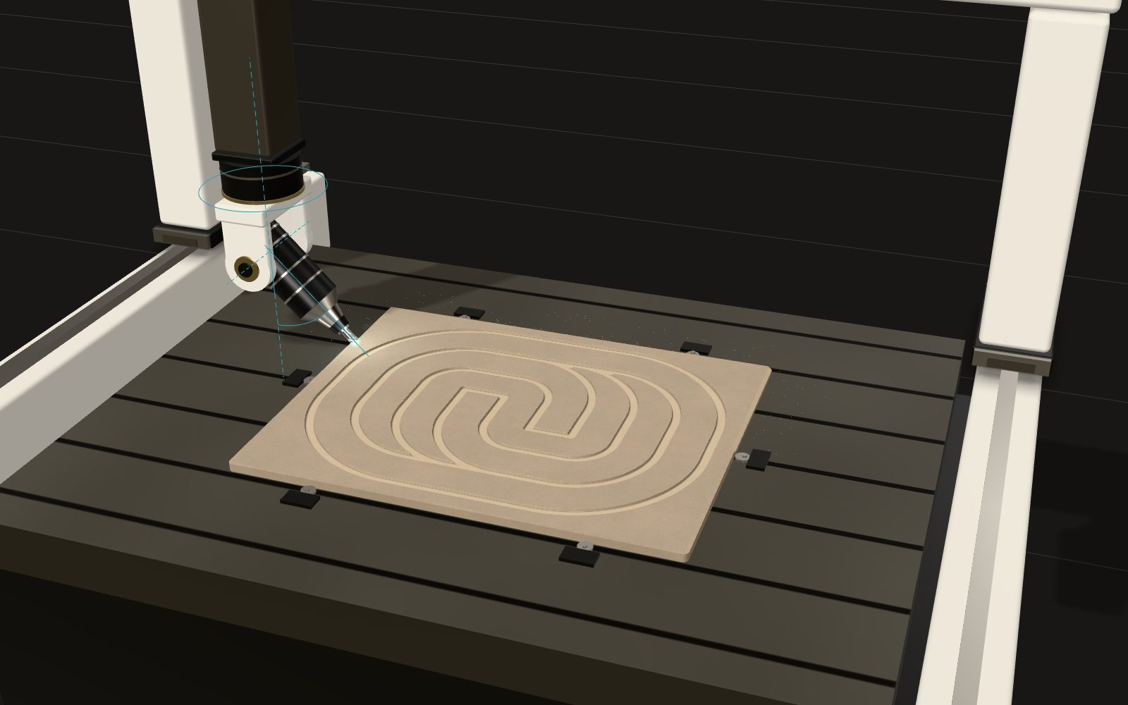 Machine CNC 5 axes : la tête, inclinée à 45°, taille le chanfrein d’un panneau MDF où l’emblème MUSK’AD est déjà creusé.